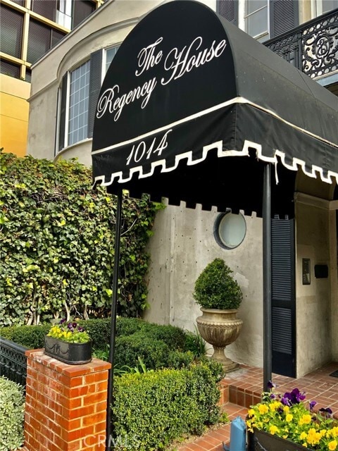 Foto del edificio - 1014 N Doheny Dr
