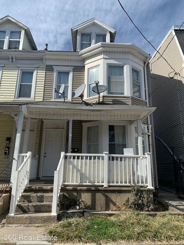 Primary Photo - 4 br, 2 bath House - 585 West Princess Street