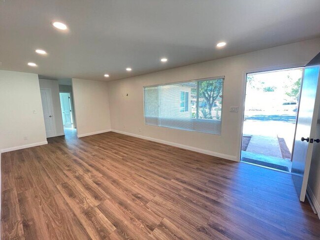 Foto del edificio - Like New Inside! Remodeled 3bd/2ba House In Desirable Allied Gardens Neighborhood