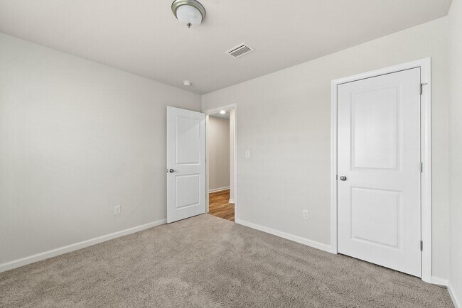 Foto del edificio - 434 Whispering Creek Ave