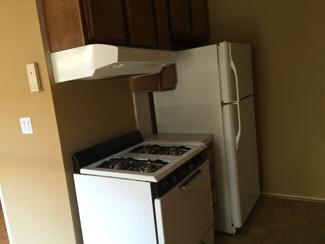 Building Photo - Cozy 2 Bed/2 Bath Condo with In-Unit Washe...