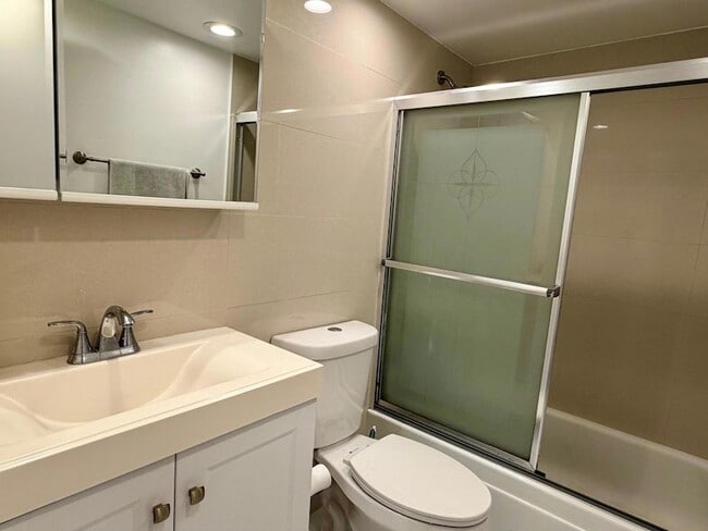 Foto del edificio - 3000 Riomar St