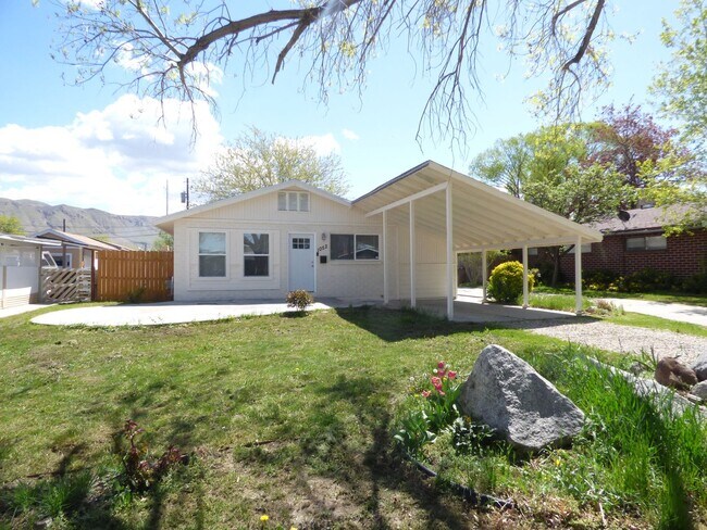 Foto del edificio - Remodeled 3 Bd 2 Bath Home with Garage