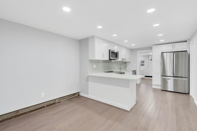 Building Photo - 826 Grand St