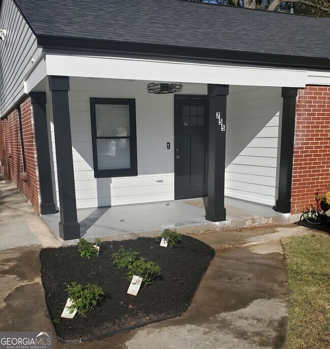 Foto del edificio - 755 Bonnie Brae Ave SW