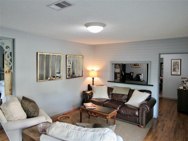 Foto del edificio - 1126 W 22nd St