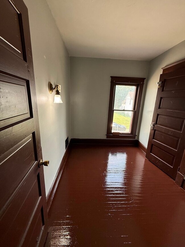 Building Photo - 4 bedrooms 2 bathrooms house