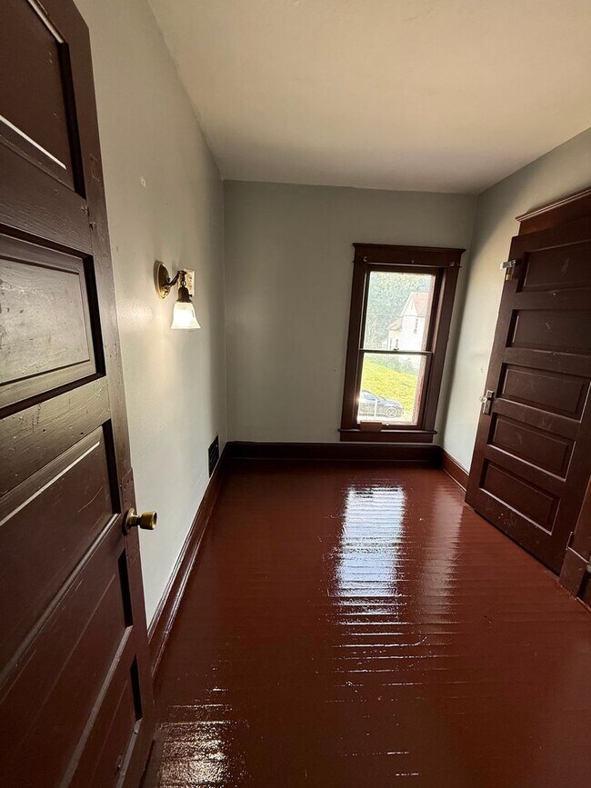 Foto del edificio - 4 bedrooms 2 bathrooms house