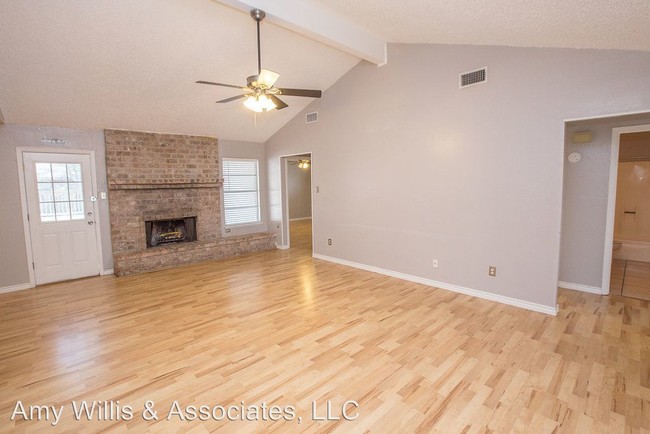 Building Photo - 5925 Parkview Dr