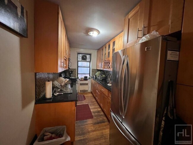 Foto del edificio - Furnished Room in Jackson Heights