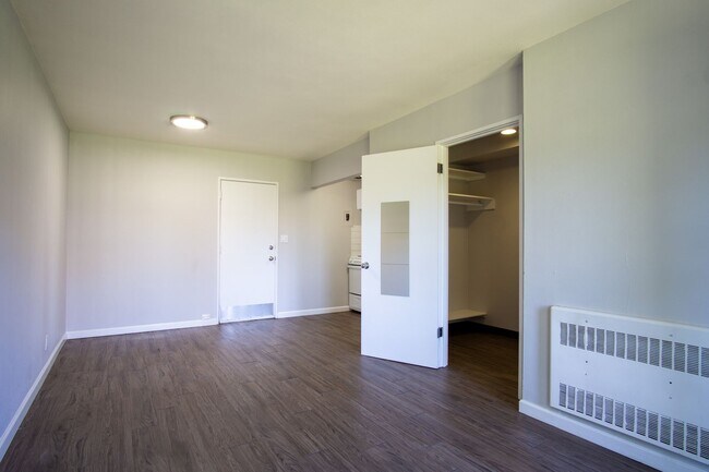 Foto del edificio - John's Landing: Mid-Century Studio w/ Walk-Through Closet!