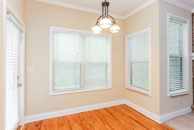 Building Photo - 634 Royal Crest Ct