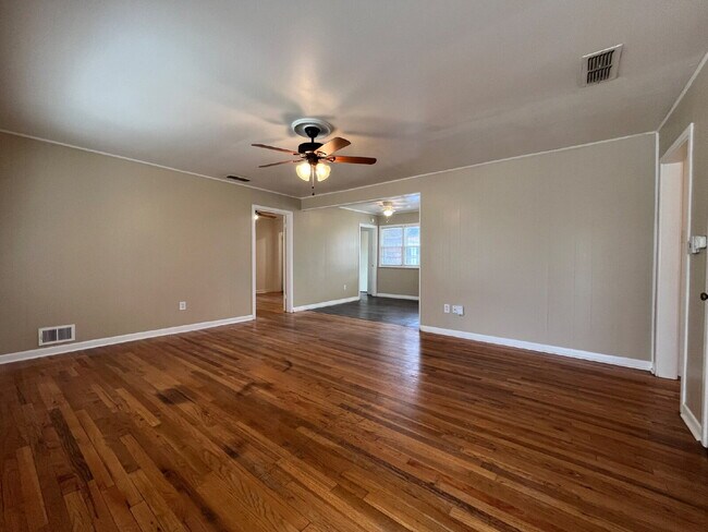 Building Photo - Cute 3 bedroom home with large backyard
