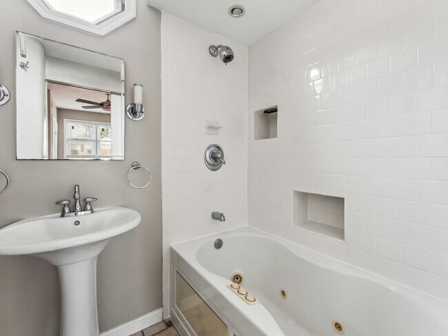 Foto del edificio - Easy one level living on a 1/3 acre corner lot!