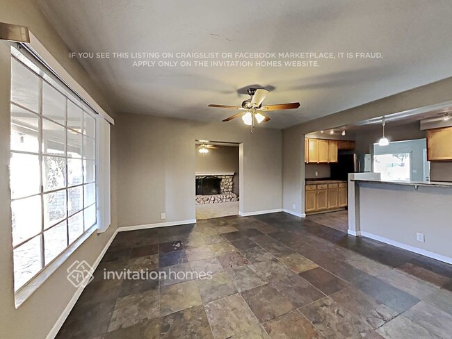 Building Photo - 2532 E Clarendon Ave