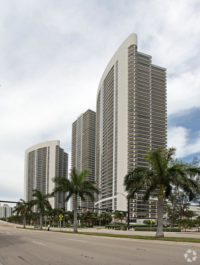 Building Photo - Beach Club One