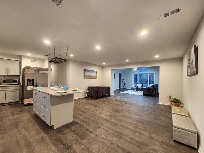 Building Photo - 7109 Lamar Dr