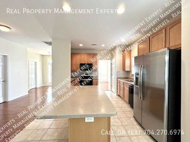 Building Photo - Beautiful & Spacious 5 Bedroom/2.5 Bath Ho...