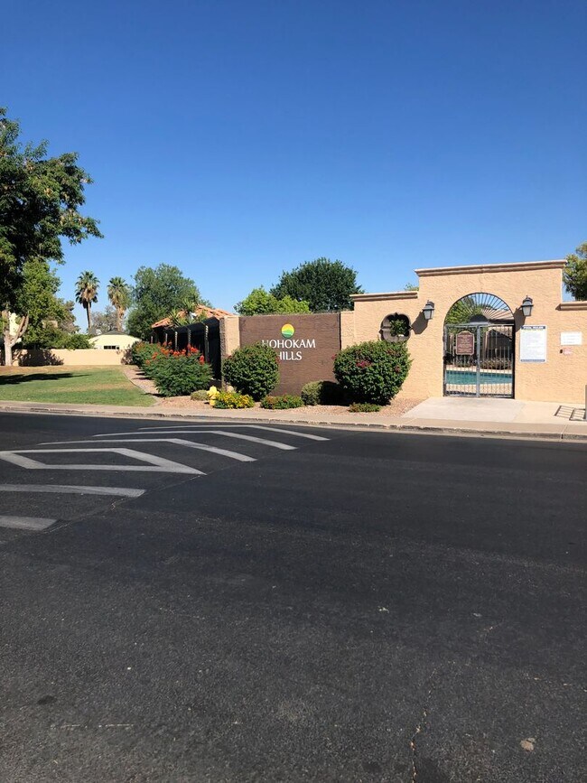 Foto del edificio - PATIO HOME 3 BED 2 BATH MCKELLIPS AND HORN...