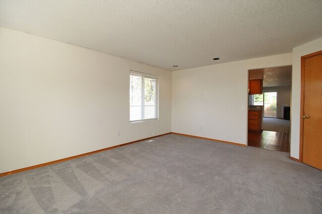 Building Photo - Central Aloha 3 Bedroom/2 Bath One-Level H...