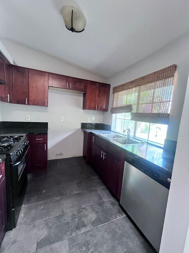 Foto del edificio - Colton Home in Cooley Ranch w/ Gardener Included
