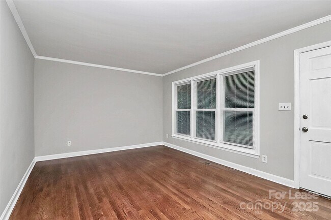 Foto del edificio - 911 Bannister Pl