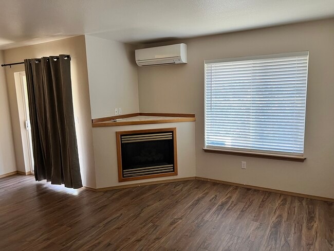 Building Photo - 5473 Glenridge Way