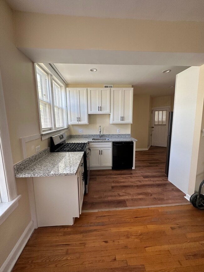 Building Photo - 1202 Woodland Dr