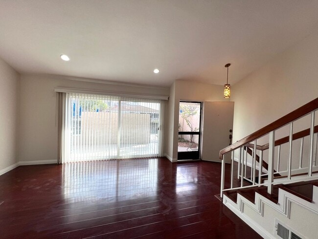 Foto del edificio - Large 3 bedroom townhome available in Buena Park