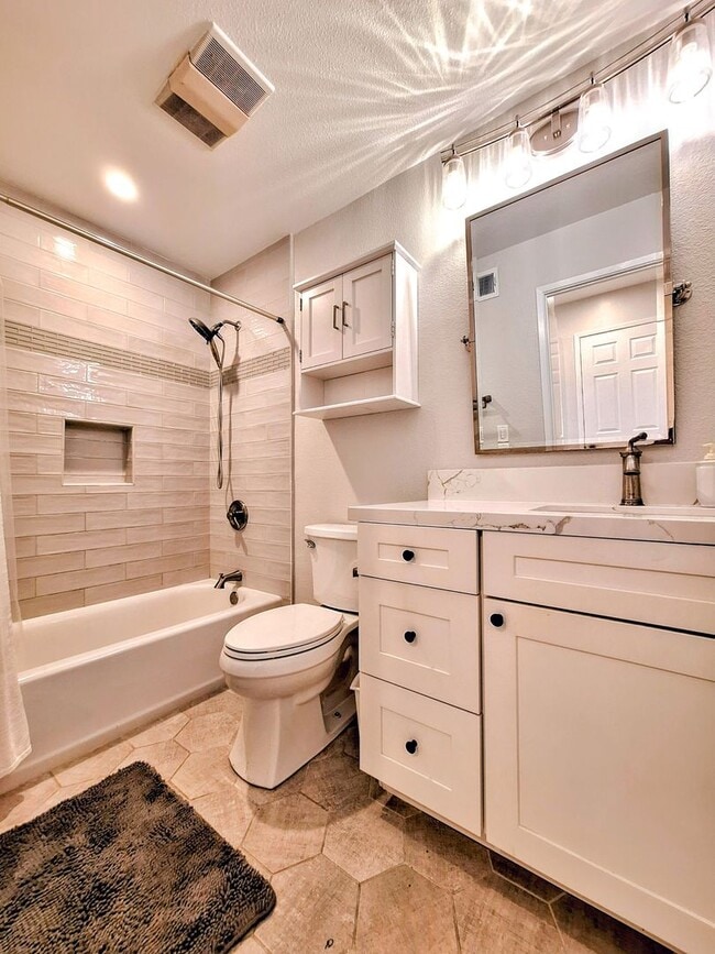 Building Photo - Beautiful 2bd Single Story House With Gate...