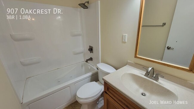 Building Photo - 907 Oakcrest Dr