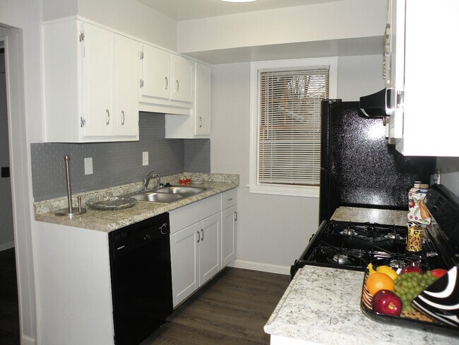 Building Photo - Renovated 4 Bedroom Cape Cod for Rent!