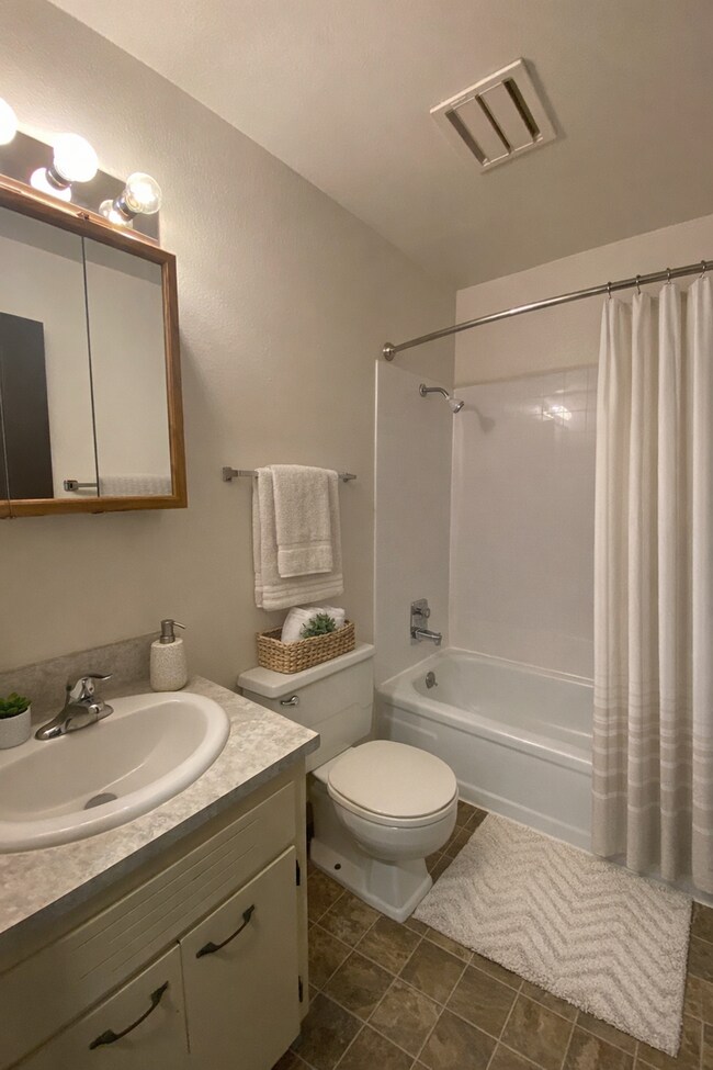 Foto del edificio - Warning: You Might Actually Want to Stay Home More *$250 OFF!*