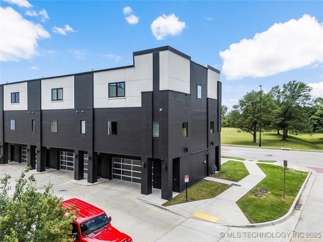 Building Photo - 3741 Riverside Dr