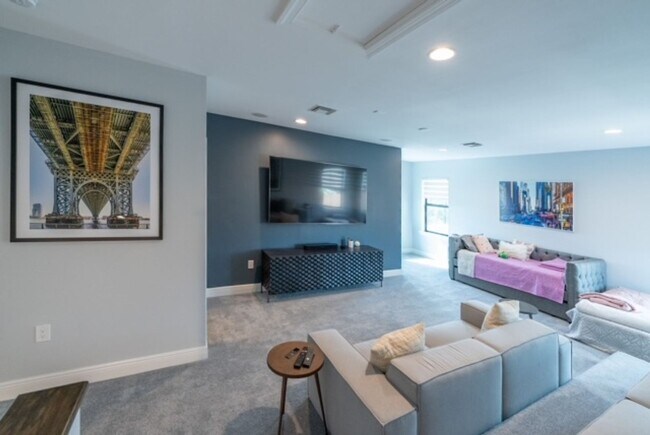Building Photo - ** MIROMAR LAKES PORTO ROMANO 3 BEDROOMS P...