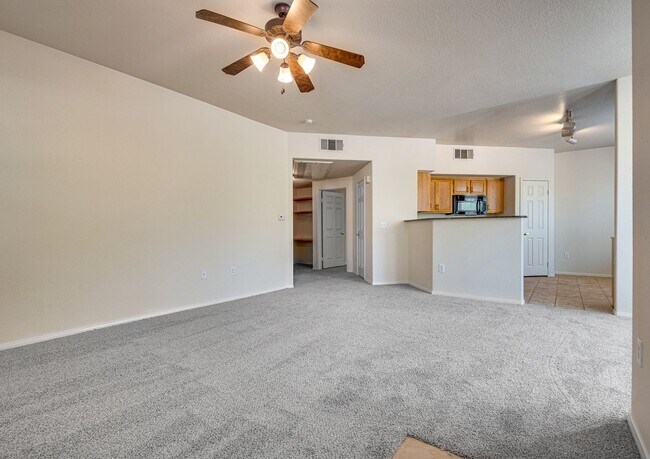 Foto del edificio - 2 bedroom - 2 Bath - 2 car Garage - Gated ...