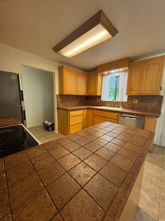 Building Photo - SIZEABLE 3 BED 2 BATH HOME IN THE STARLIGHT SUBDIVISION