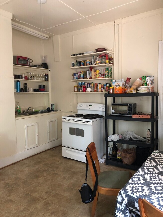 Building Photo - Spacious 4 bdrm/2 bath Home Located in Richmond's Fan District w/Balcony!!  Walking Distance to V...