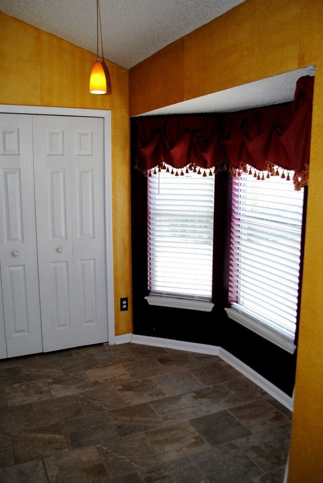 Building Photo - 487 Portobello Dr