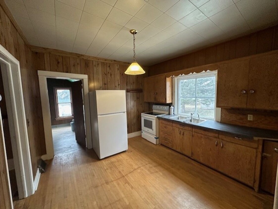 Primary Photo - 3 Bed, 1.5 Bath - Single Family home - Det...