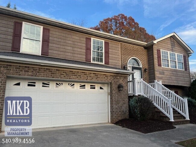 Building Photo - 3 Bedroom 3 Bathroom Split Entry
