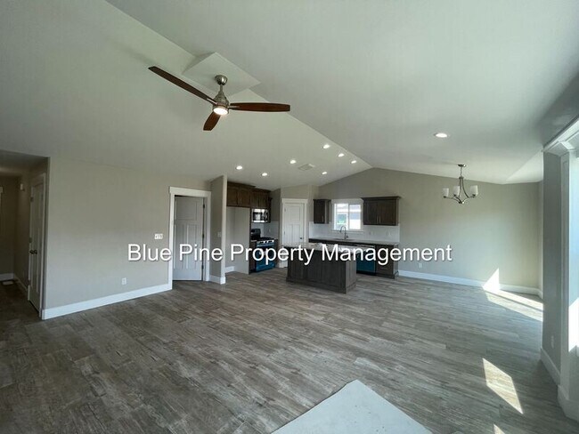 Building Photo - 1924 Harrington Cir