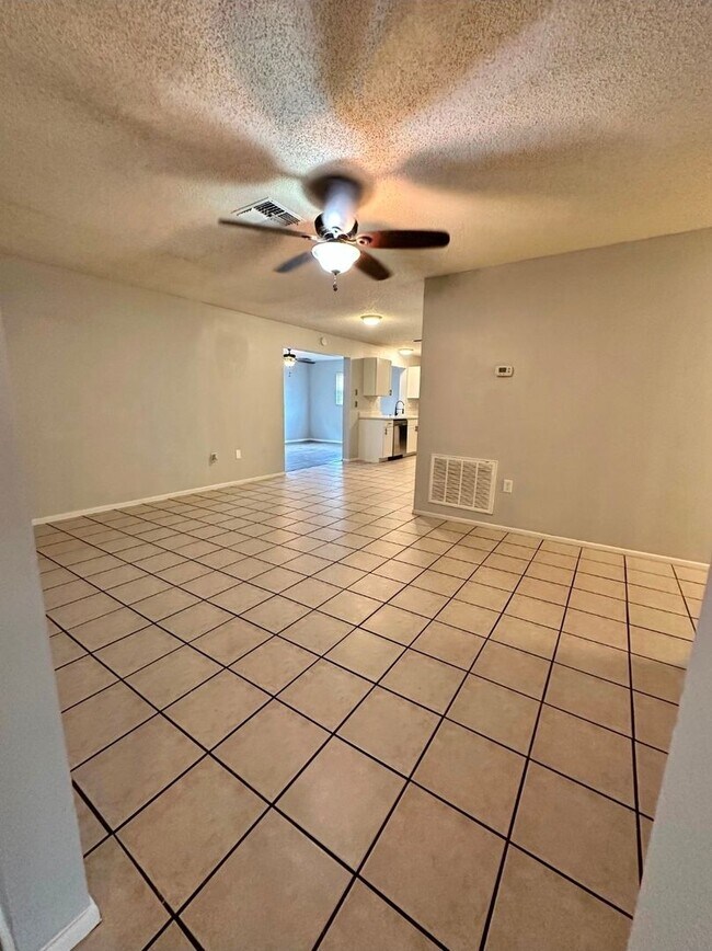 Foto del edificio - 3 bedroom 2 bathroom house fully fenced in...