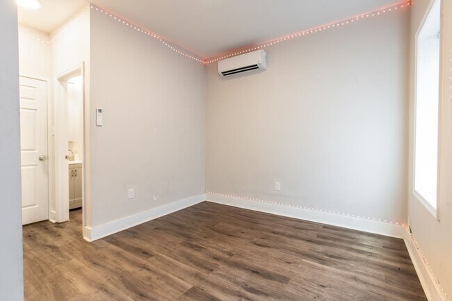 Building Photo - PA0214