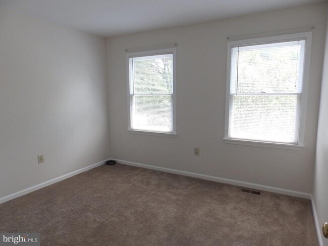 Building Photo - 211 Green Valley Way