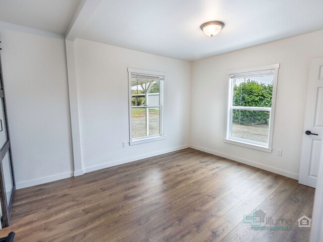 Building Photo - Beautifully Renovated furnished 3-Bedroom ...