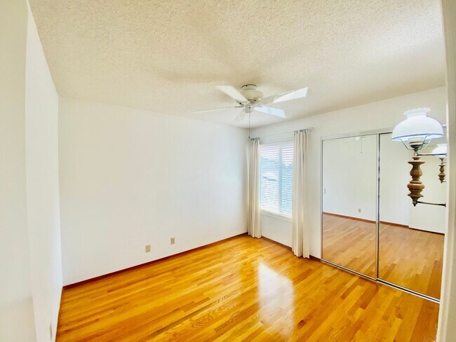 Foto del edificio - Gorgeous Townhome with views of Lake Murra...