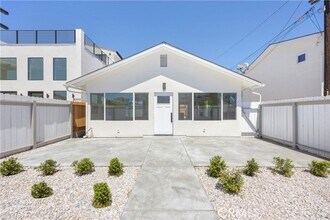 Building Photo - 806 W Balboa Blvd
