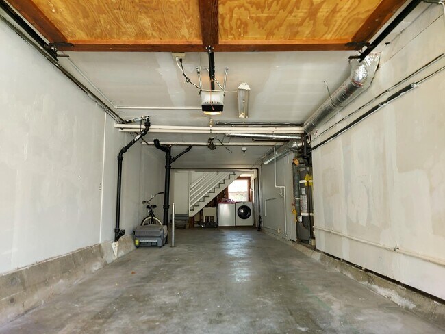 Building Photo - 818 Hensley Ave