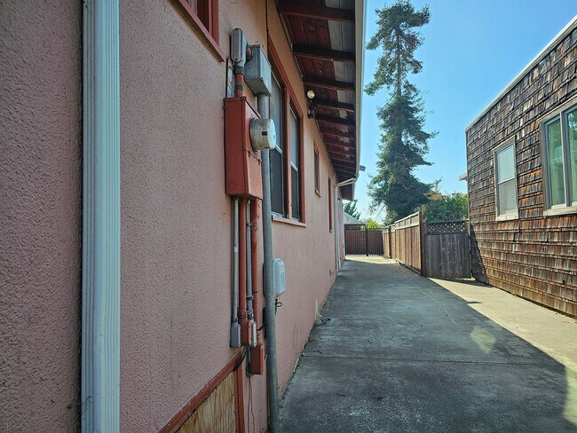 Foto del edificio - 2416 Browning St